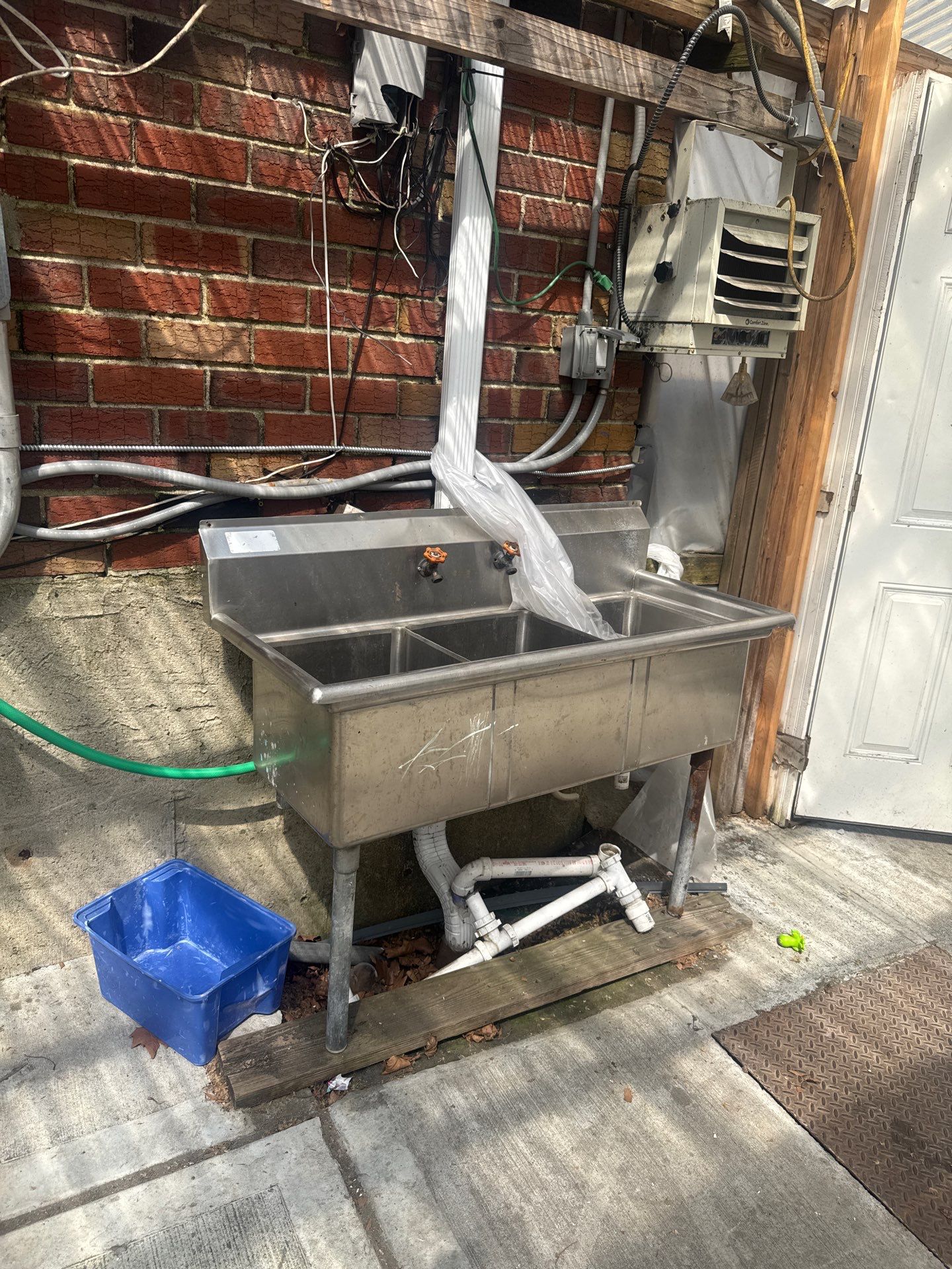 Stainless utility sink for equipment cleaning on site
